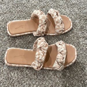 BRAND NEW Universal Thread sandals size 10